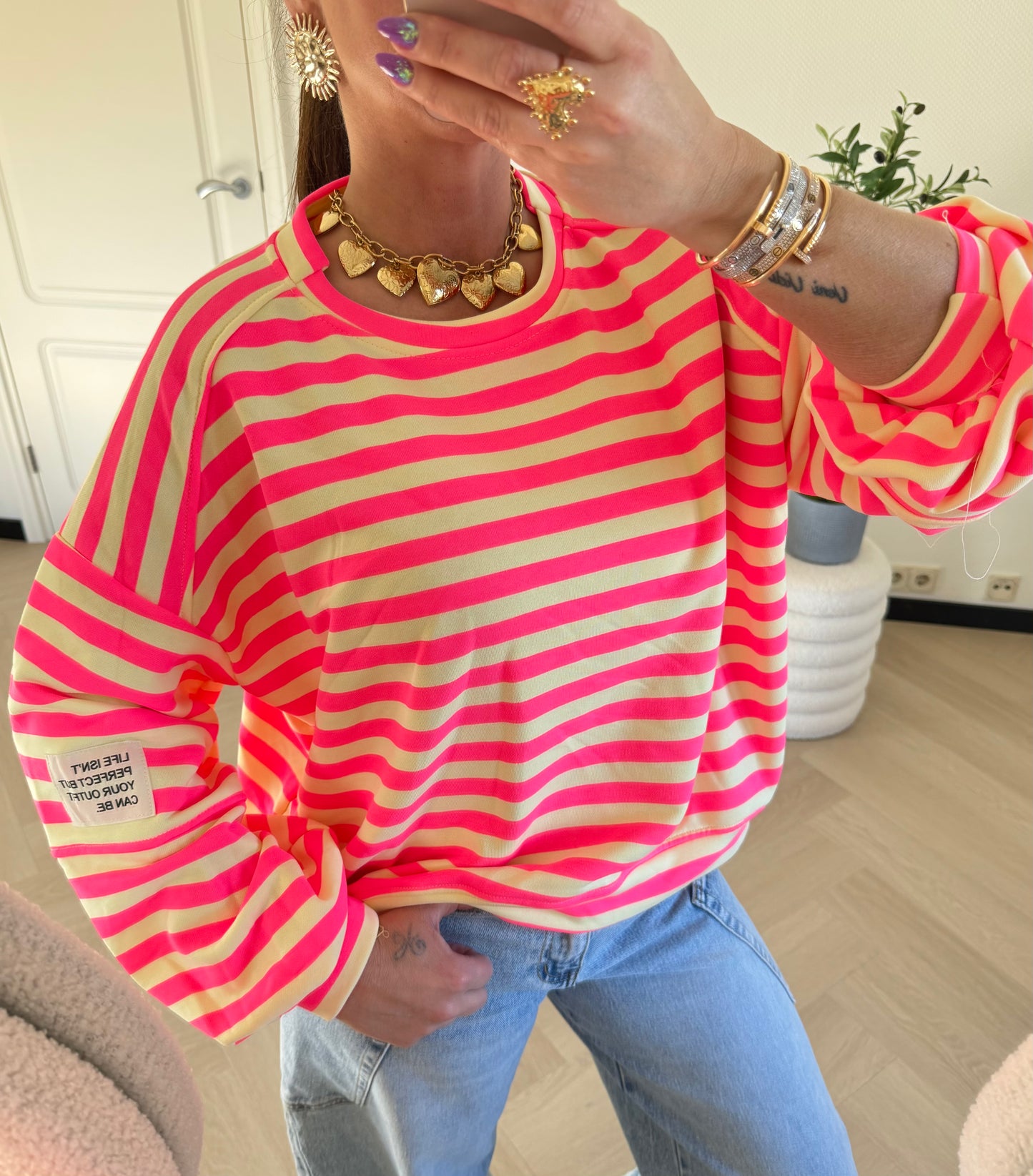 sweater met etiket roze geel