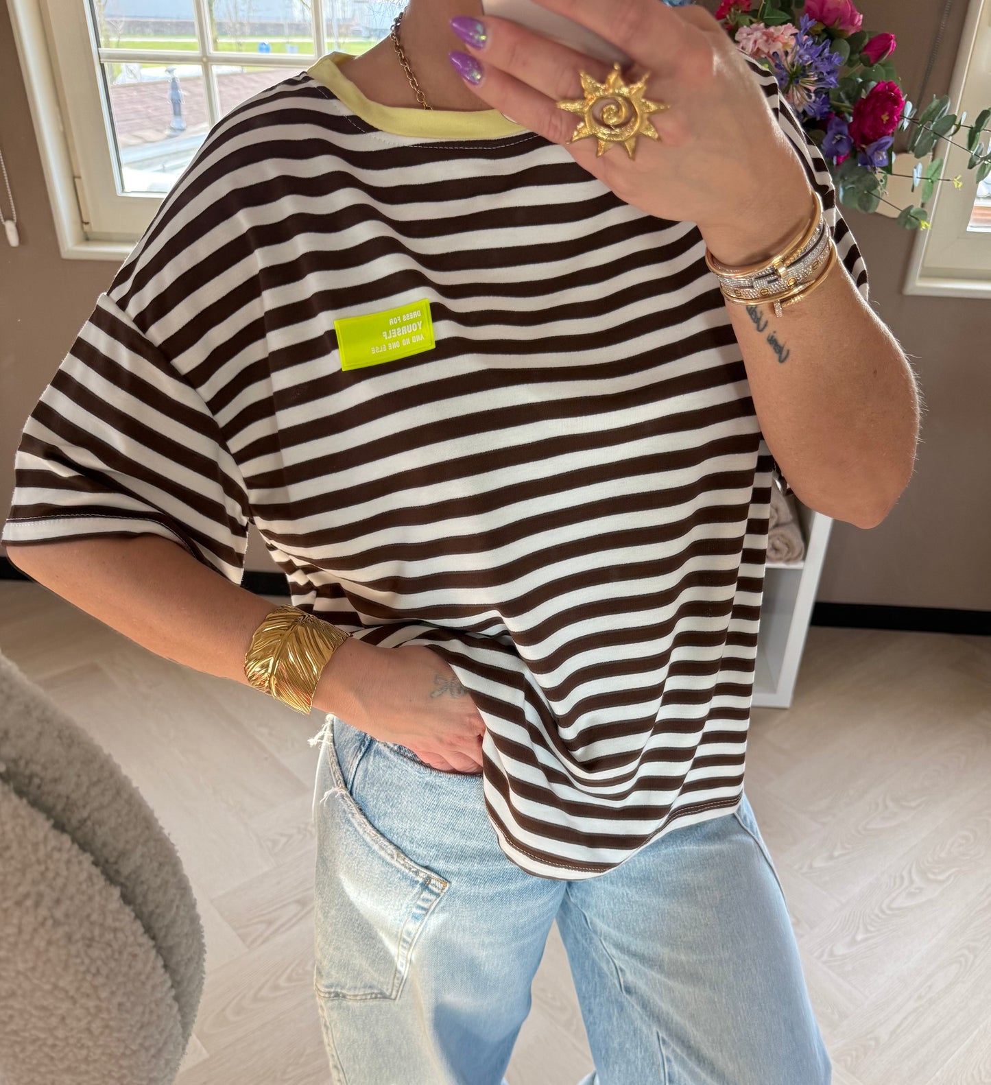 t shirt streep bruin geel etiket